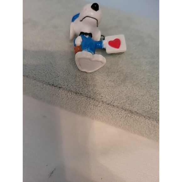 Vintage Peanuts UFS Snoopy Mailman holding Valentine Card W/Heart Keychain 2.5" - Picture 12 of 13